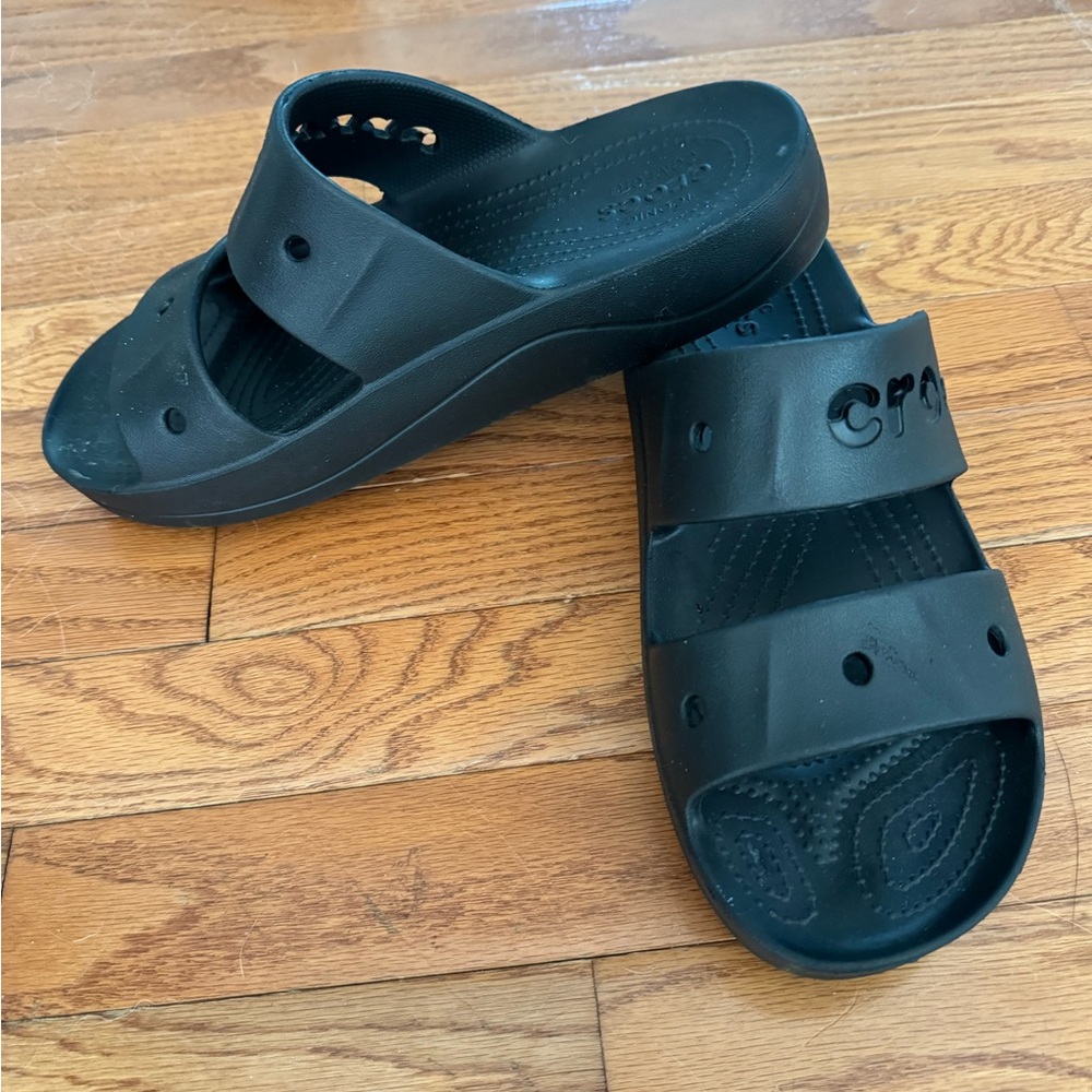 Classic Crocks Sandal features a soft platform, with heightened outsoles.